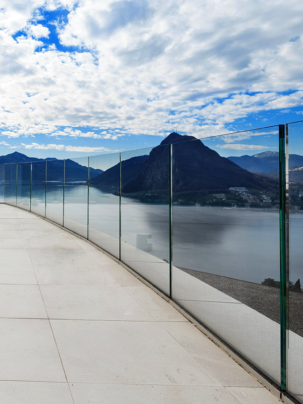 vue panoramique garde-corps terrasse en verre transparent