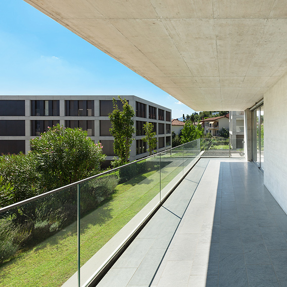 garde corps terrasse en verre sur jardin