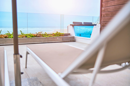 rambarde verre de pourtour de piscine en bord de mer