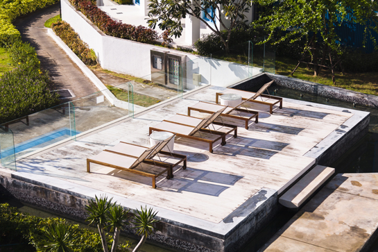 terrasse piscine garde corps vitrée